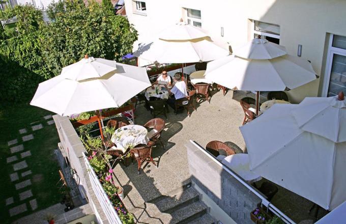 Hotel Maxim Svaty Jur Exterior photo