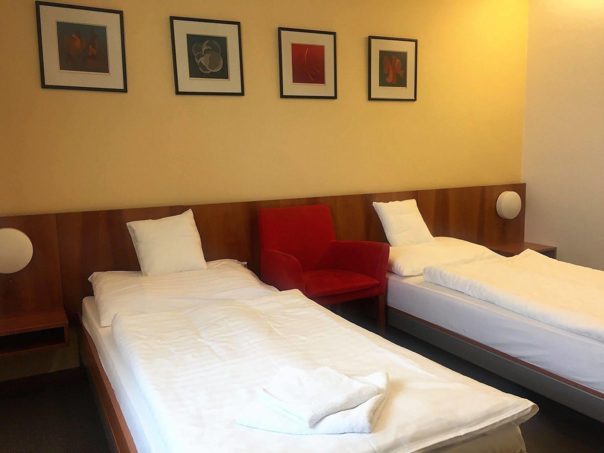 Hotel Maxim Svaty Jur Exterior photo