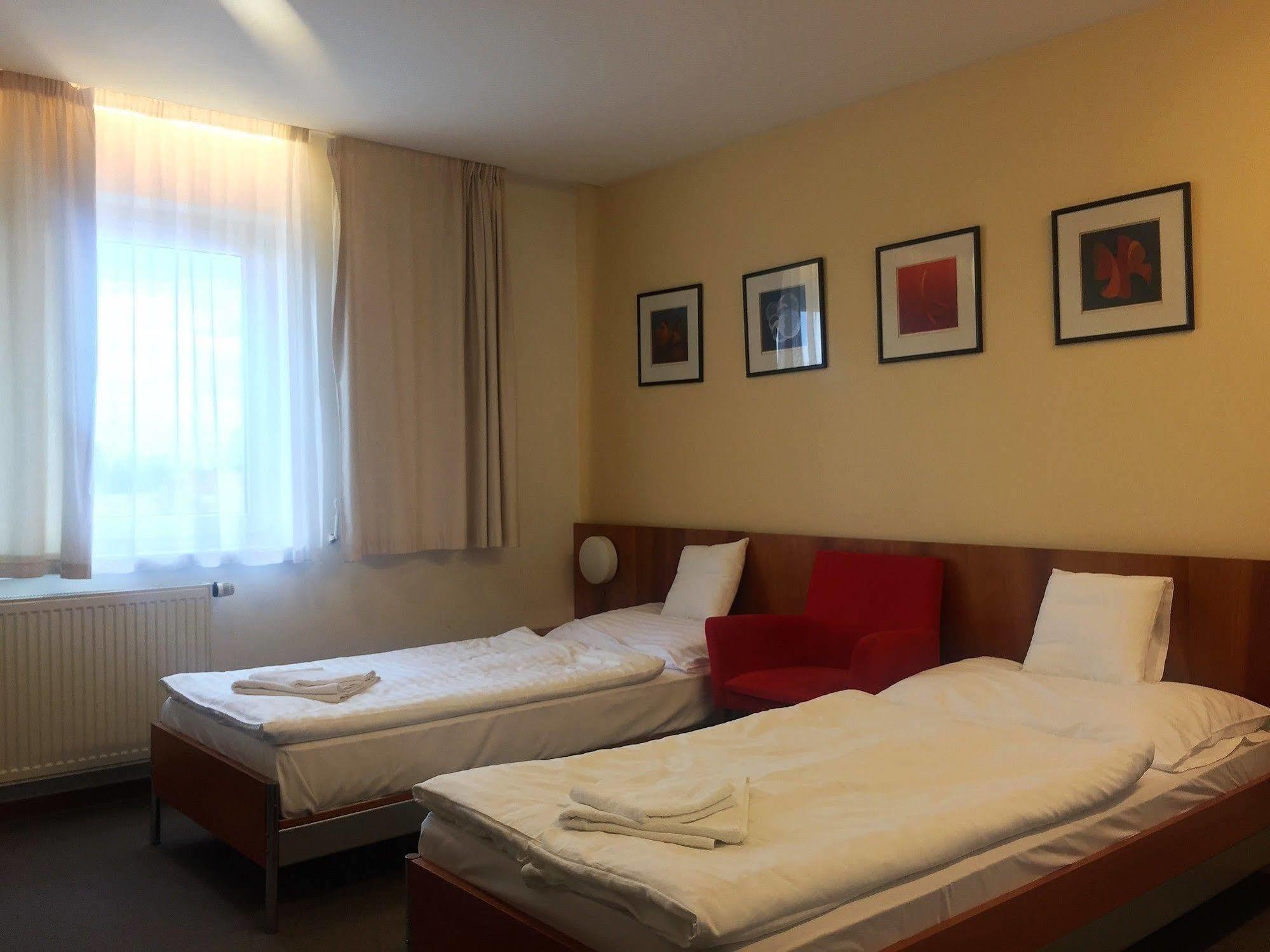 Hotel Maxim Svaty Jur Exterior photo