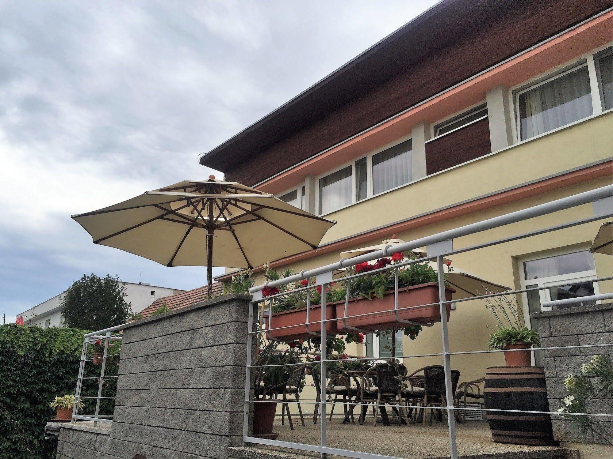 Hotel Maxim Svaty Jur Exterior photo