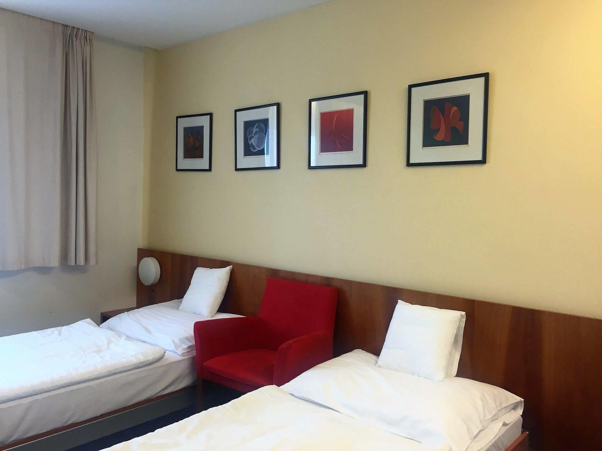 Hotel Maxim Svaty Jur Exterior photo