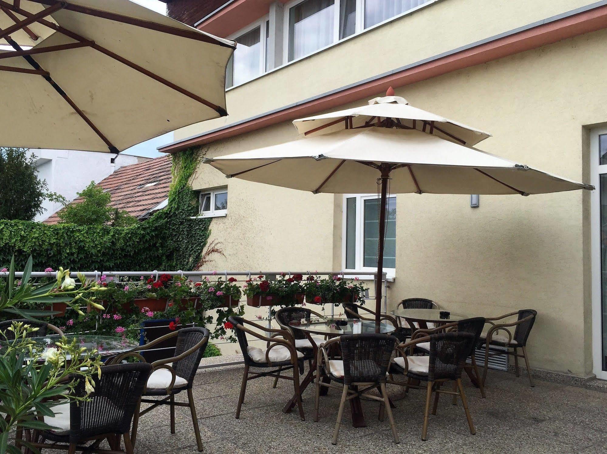 Hotel Maxim Svaty Jur Exterior photo